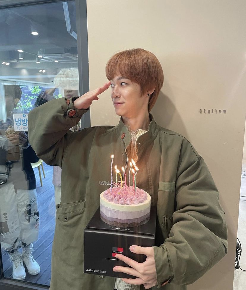 yunsolpics's tweet photo. Wishing YUNSOL a late happy birthday 🖤 Hope this year brings him happiness, good health and success for NIK. 

#YUNSOL #NIK #박윤솔 #니크 https://t.co/HI7IwKv3Z7