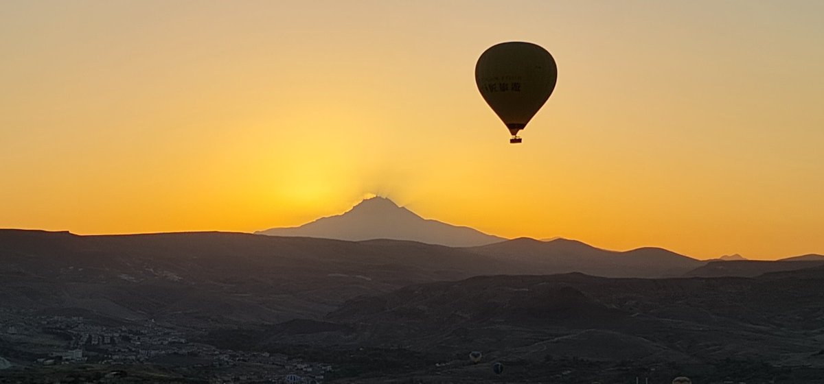 SKinIstanbul's tweet photo. Sunrise in Cappadocia from a baloon. Mount Erciyes (3916 msl) / Úsvit z balóna v Kapadocii. Vrch Erciyes (3916 m n.m.)
#cappadocia #erciyes https://t.co/uob8nDedTs