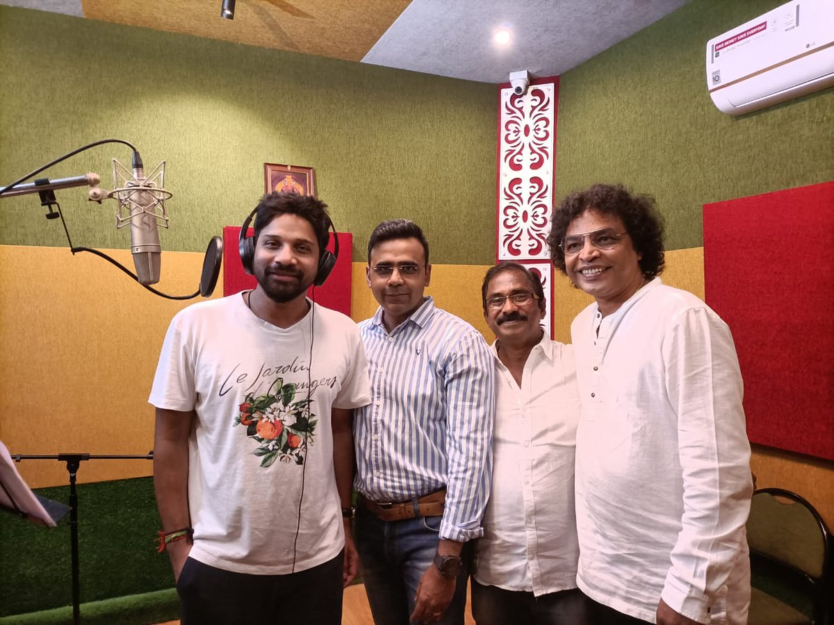 niroupgupta1's tweet photo. Veteran @Singer Cum @Music Director @PetersSuresh is going to rock the #Patta Bollywood movie with his next venture along with the Sensational @South Indian Singer @KarthikMusicExp Starring @SunnyLeone, @sreesanth36, @BimalTrivedi2, #Rradhakrishnan, @RohanMoktali , @niroupgupta1 https://t.co/ybcjSawQCa
