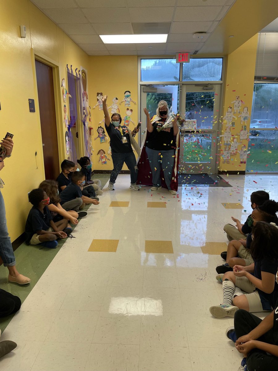 WalnutBendESWRS's tweet photo. Queen Dahlquist Day at @WalnutBendES because we love and support our Principal just as much as she loves and supports us all. #NationalPrincipalsMonth #BossDay #WeWraparoundWalnutBend #WeWraparoundWestside https://t.co/t9fEfm5NIr