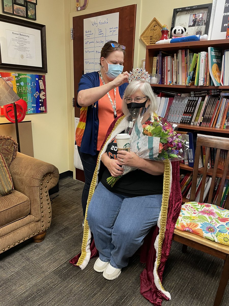 WalnutBendESWRS's tweet photo. Queen Dahlquist Day at @WalnutBendES because we love and support our Principal just as much as she loves and supports us all. #NationalPrincipalsMonth #BossDay #WeWraparoundWalnutBend #WeWraparoundWestside https://t.co/t9fEfm5NIr