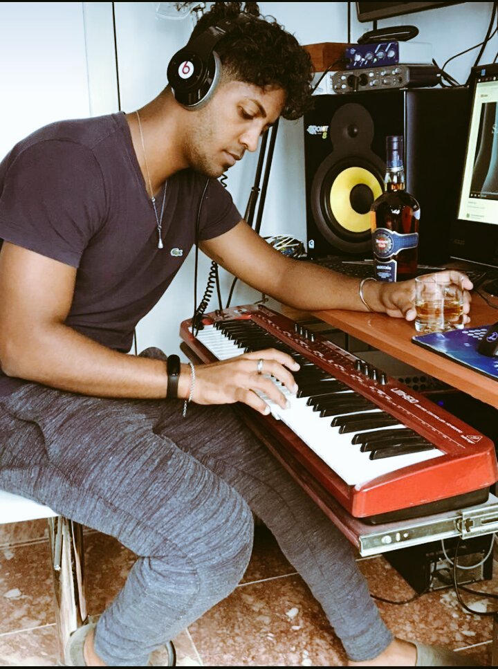 ZottiKiller's tweet photo. #piano 
#PASION 
#Musica 
#SiguemeYTeSigo 
#SiguemeYTeSigoDeVuelta 
#FolloForFolloBack 
#FolloMe 
#follobackinstantly 
🔥🔥🎶🎵🔥🔥 https://t.co/fSMVIQiIwf
