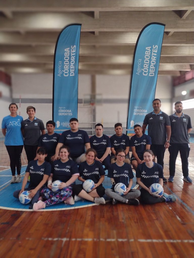 paravoleibolarg's tweet photo. Seguimos trabajando #juveniles #voleysentado  @DeportesCba  de la mano de @SonderArgentina @hugoconte7 @frey1987 @angles_melisa @paradeportes https://t.co/WmVjYEOHz6