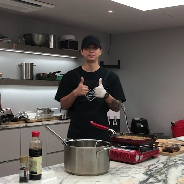 baby15_99's tweet photo. El "tatatatatak~" en los sub no puede faltar 🤣

Amo que subtitule los sonidos que hace al cocinar ♡♡

[ #KPOPQUEST_VAV ]
#VAV | #CookWithHyuk | #VAMPZ ~ https://t.co/Gz3ebpWal5