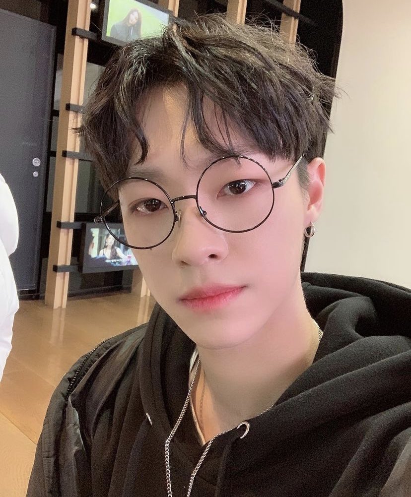 yunsolpics's tweet photo. black haired yunsol.. that’s all 🖤

#NIK #YUNSOL https://t.co/WHffGWsBT7