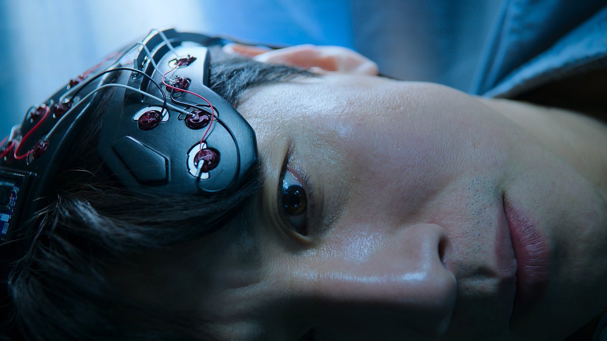 “The truth lies in your mind.” A genius neuroscientist navigates through the minds of others in search of the truth. Directed by Kim Jee-Woon, starring Lee Sun-Kyun, comes the first Korean...