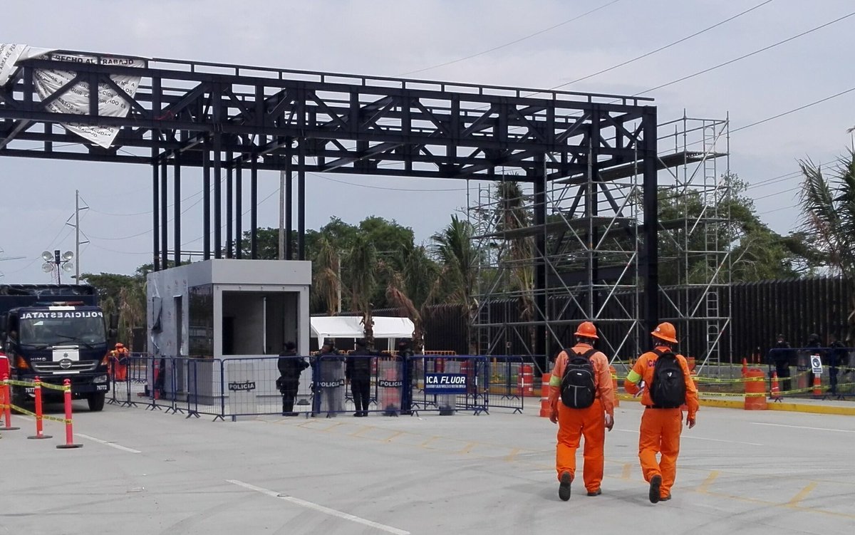 el_papiro's tweet photo. @el_papiro La Jornada: Tras disturbios, la normalidad regresa a la refinería de Dos Bocas https://t.co/kfPod11vP1 https://t.co/kjQzEWR9ba