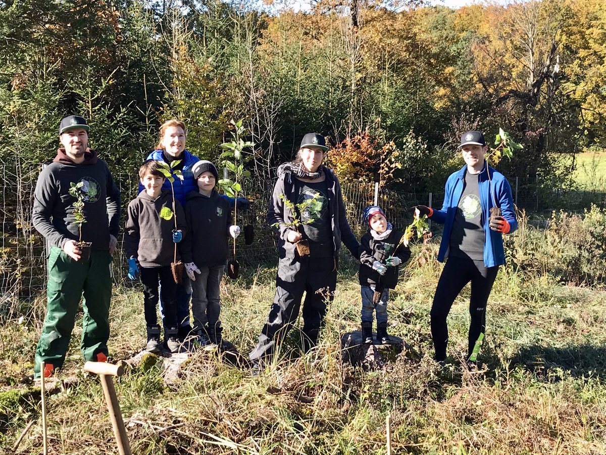 SWachsen's tweet image. #Herbst-Zeit ist Pflanz-Zeit! 

Wir haben heute 87 Buchen, Eichen, Kirschen und Ahorn gesetzt.🌳 
Das geht auch ohne Klima #Regierung