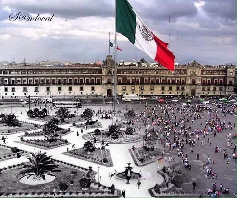 En esta #TardecitaDeDomingo hablemos un poco de El Palacio Nacional…

Sabías que el presidente de México General Porfirio Díaz introdujo apreciables reformas en el Palacio Nacional que ya era para ese tiempo una vetusta construcción; avances tecnológicos como la luz eléctrica…