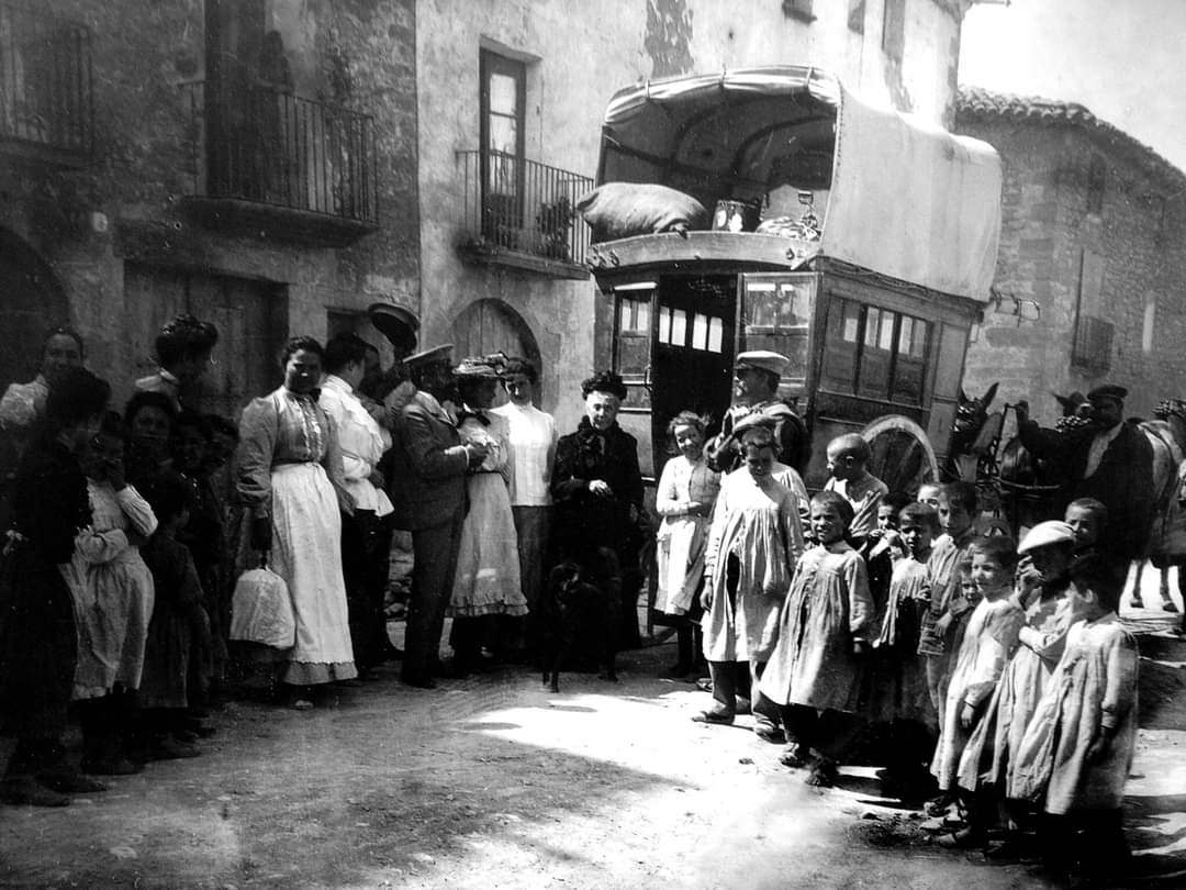 premsahistoria's tweet photo. 1900. Una espectacular fotografia de Santa Coloma de Queralt. La diligencia o tartana, amb el "maleter" a dalt, les senyores...
Foto: Ramon Rozada. https://t.co/u6tsWyouVI