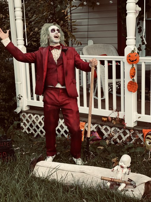 Beetlejuice and Lydia Deetz! https://t.co/y6BG2tv1YJ