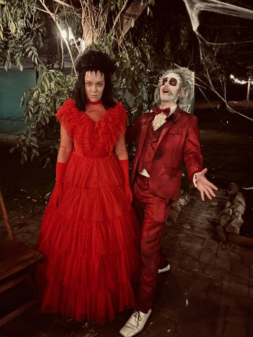 Beetlejuice and Lydia Deetz! https://t.co/y6BG2tv1YJ