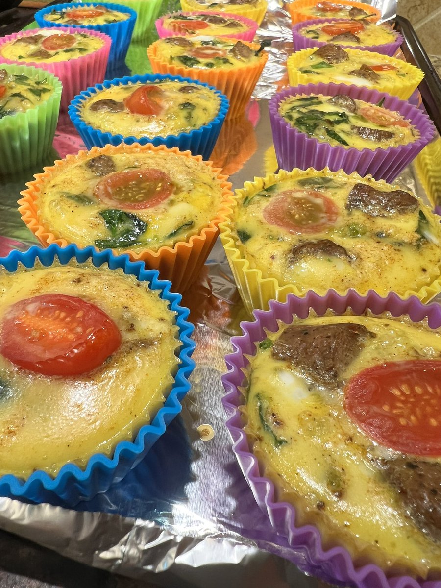 sundaymealprep1's tweet photo. It’s Sundaymealprep day & breakfast egg muffins are ready for the week ahead! These have bell pepper, scallions, spinach & sausage
👉 breakfast recipes on https://t.co/MOMzVdmheq
#breakfast #eggmuffins #makeaheadbreakfast #healthybreakfast #pasturedeggs #wildfit @vitalfarms https://t.co/DPO25qcPcv