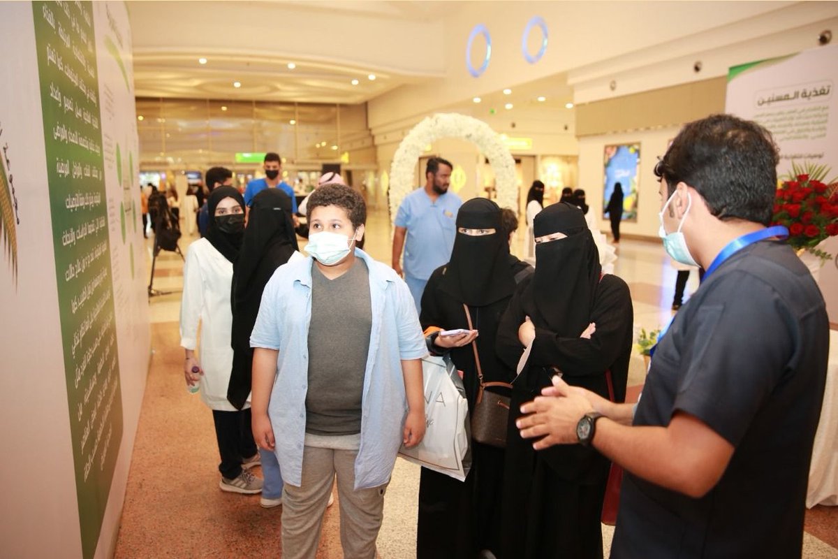 jazan_health's tweet photo. ضمن يوم الغذاء العالمي، #صحة_جازان ممثلًة بــ مستشفى الملك فهد المركزي تنفذ فعالية توعوية اشتملت على عدة أركان توعوية وتثقيفية تستهدف المجتمع للتعريف بالغذاء الصحي لمراحل العمر المختلفة وذلك لرفع مستوى الوعي بالاختيارات الصحيحة واخذ المعلومات من مصادرها الموثوقة. https://t.co/QadgiTdqC5