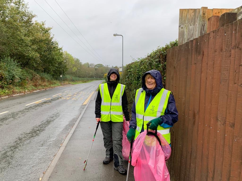 TidyCreigiau's tweet photo. A group of hardy #volunteers set to task this rainy morning in tackling the litter along Llantrisant Rd, a joint event with our neighbours @RMpickers 🚗🚛 #DontBeATosser 🍟🥤♻️🚮 

P.S. It’s a bit creepy out there! #CreigiauCripi #CreepyCreigiau 👻 https://t.co/yNSwokfuwR