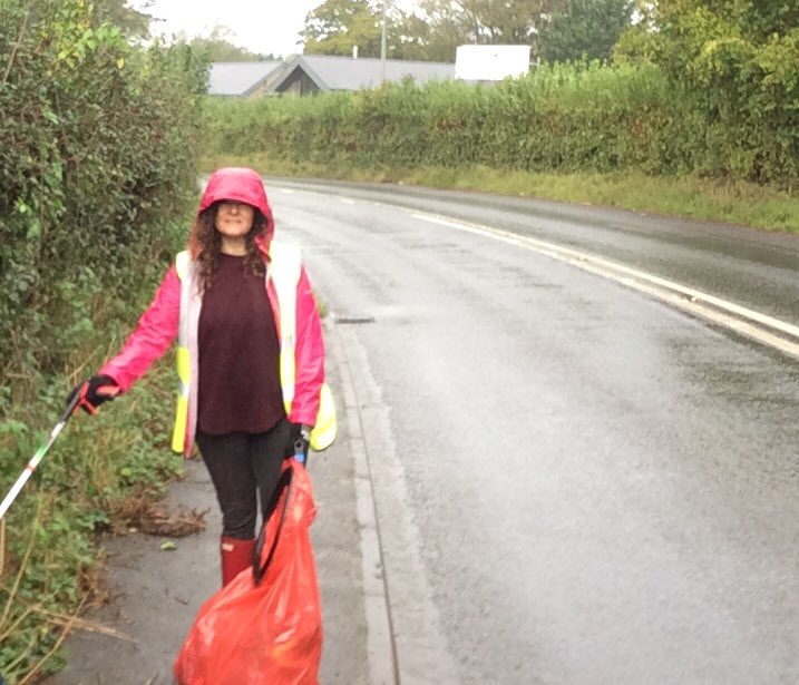 TidyCreigiau's tweet photo. A group of hardy #volunteers set to task this rainy morning in tackling the litter along Llantrisant Rd, a joint event with our neighbours @RMpickers 🚗🚛 #DontBeATosser 🍟🥤♻️🚮 

P.S. It’s a bit creepy out there! #CreigiauCripi #CreepyCreigiau 👻 https://t.co/yNSwokfuwR