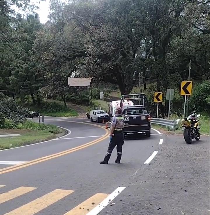 24_morelos's tweet photo. FALLECE MOTOCICLISTA EN LA CARRETERA MÉXICO-CUERNAVACA 

Un motociclista perdió la vida sobre la carretera federal México - #Cuernavaca a la altura del km 63 tras derrapar e impactarse contra el muro de contención. 

#Morelos #CDMX https://t.co/oc3BRKJhLx