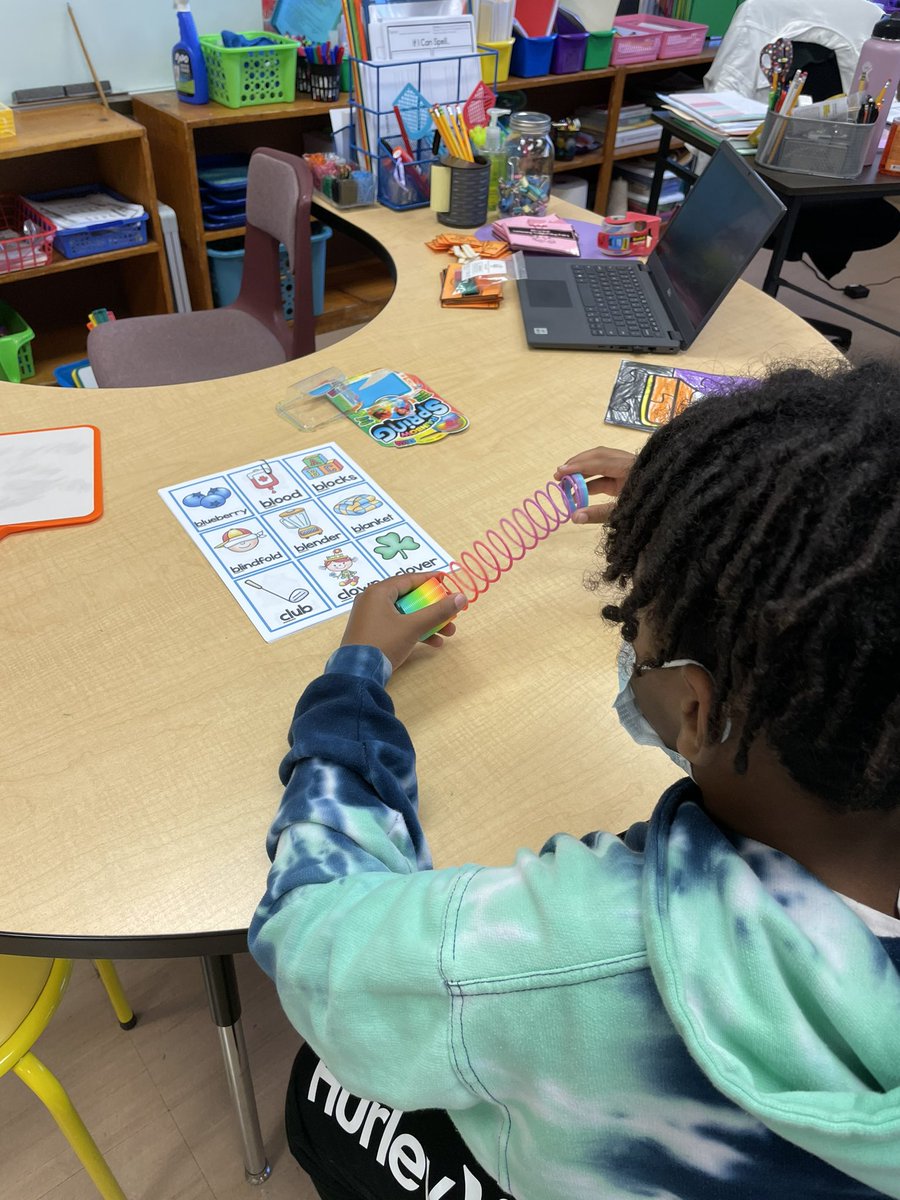 Ss love using a slinky to help sound out words 📚📝❤️#interventionlife.
