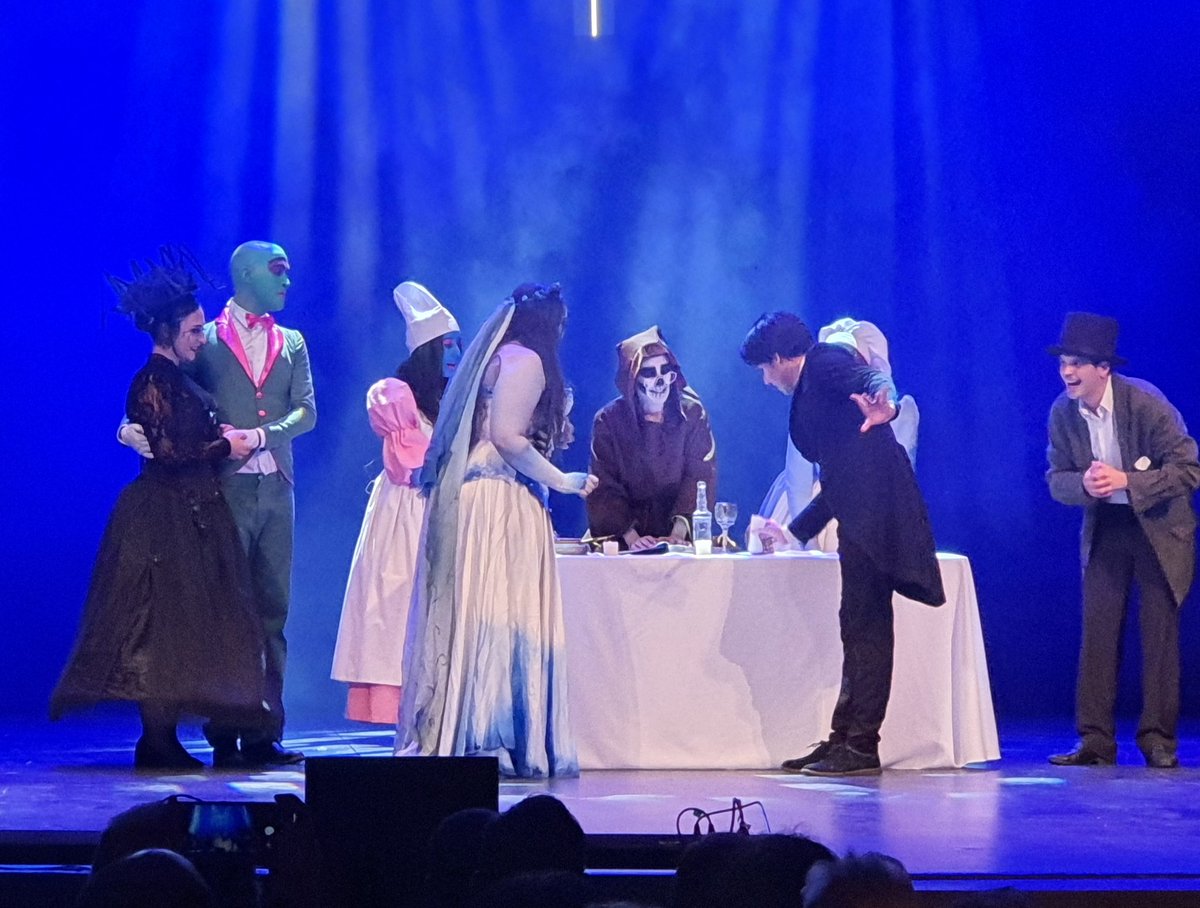 Espectacular <a href="/emilyelmusical/">Emily, El Musical</a>. Desde el primer minuto el reparto ha sabido trasmitir sentimientos e ilusionar. Emocionante, he llorado y me lo he pasado en grande con esta maravilla de musical de una peli tan importante para mí. Mención especial a mi gusano favorito @rmmg89 🐛💙