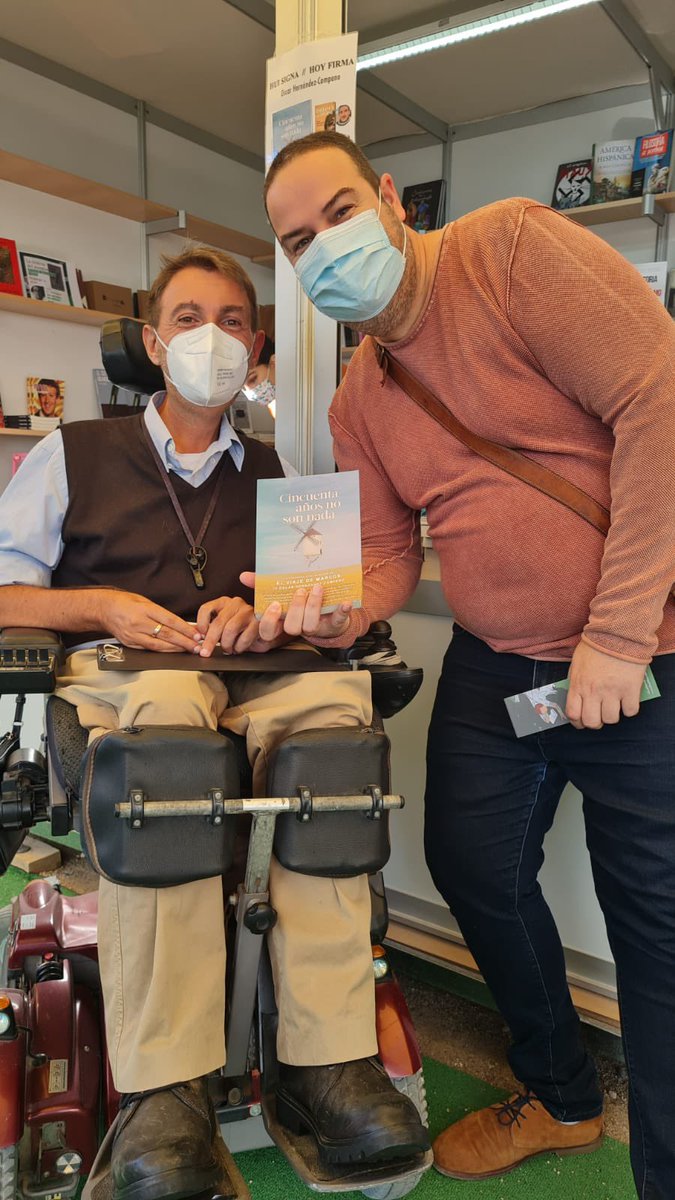 rodamaa's tweet photo. @oscarhercam @firallibrevlc @Ed_Sargantana @bibliocafe @libreriapinazo @LibreraBerln @casadellibro @libroshalakbula @LibreriaSoriano @s @GremiLlibrers @LibreriasCEGAL @editorialegales @levante_emv @lasprovincias @EPCValenciana @eldiarioCultura @elpais_valencia @culturplaza @elmundocv Yo he sido afortunad de estar hoy en Valencia, conocerte y llevarme varios de tus libros! Gracias por tu atención! https://t.co/wTKaWZFtz2