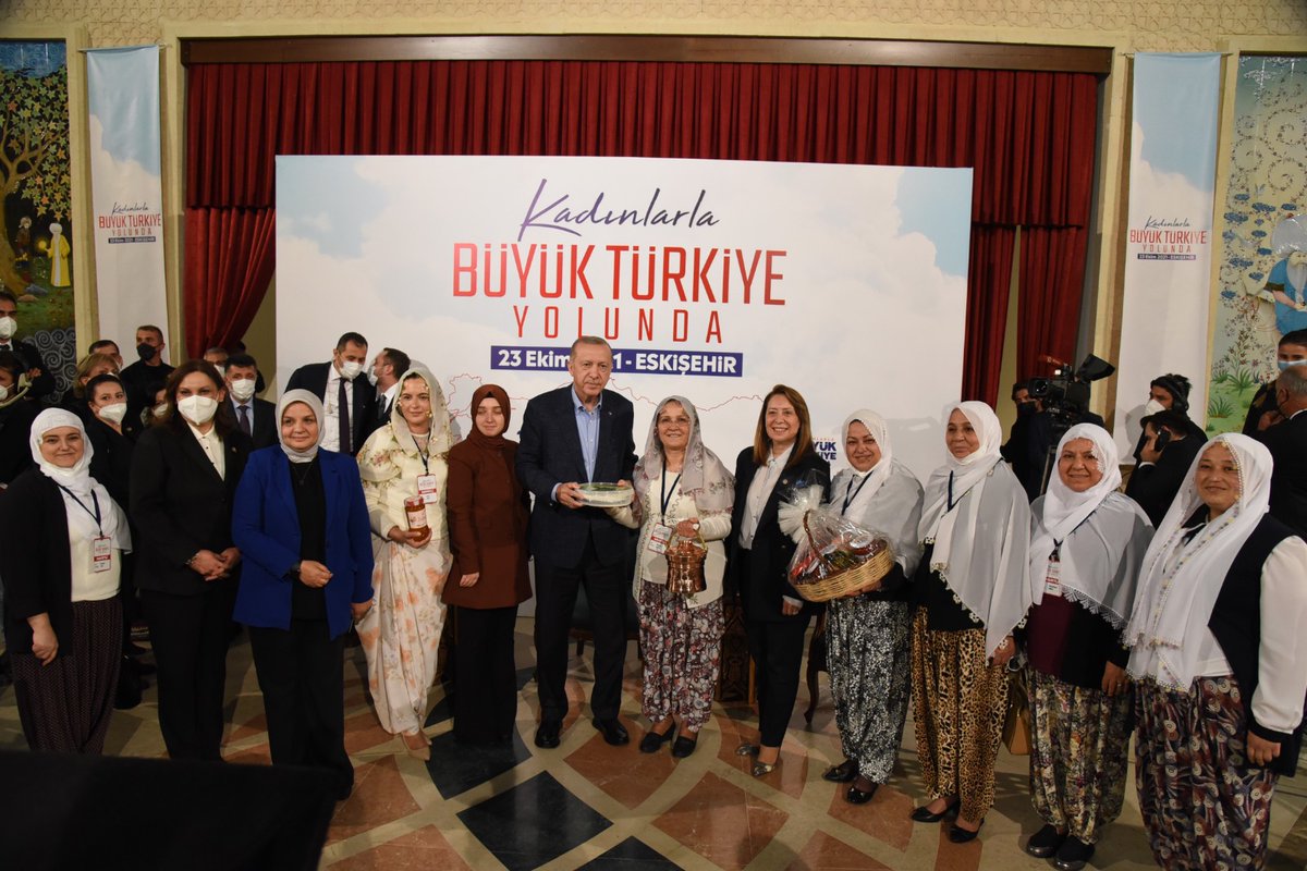 avzihnicaliskan's tweet photo. Kadın siyasetin öznesidir diyen, Cumhurbaşkanımız Sn. Recep Tayyip Erdoğan’ı #KadınlarlaBüyükTürkiyeYolunda buluşmaları kapsamında Eskişehir'imizde ağırlamaktan onur duyduk. 

Ne güzel söylemiş Neşet Ertaş... Kadınlar insandır, biz insanoğlu... https://t.co/qBqfNJ1aMZ