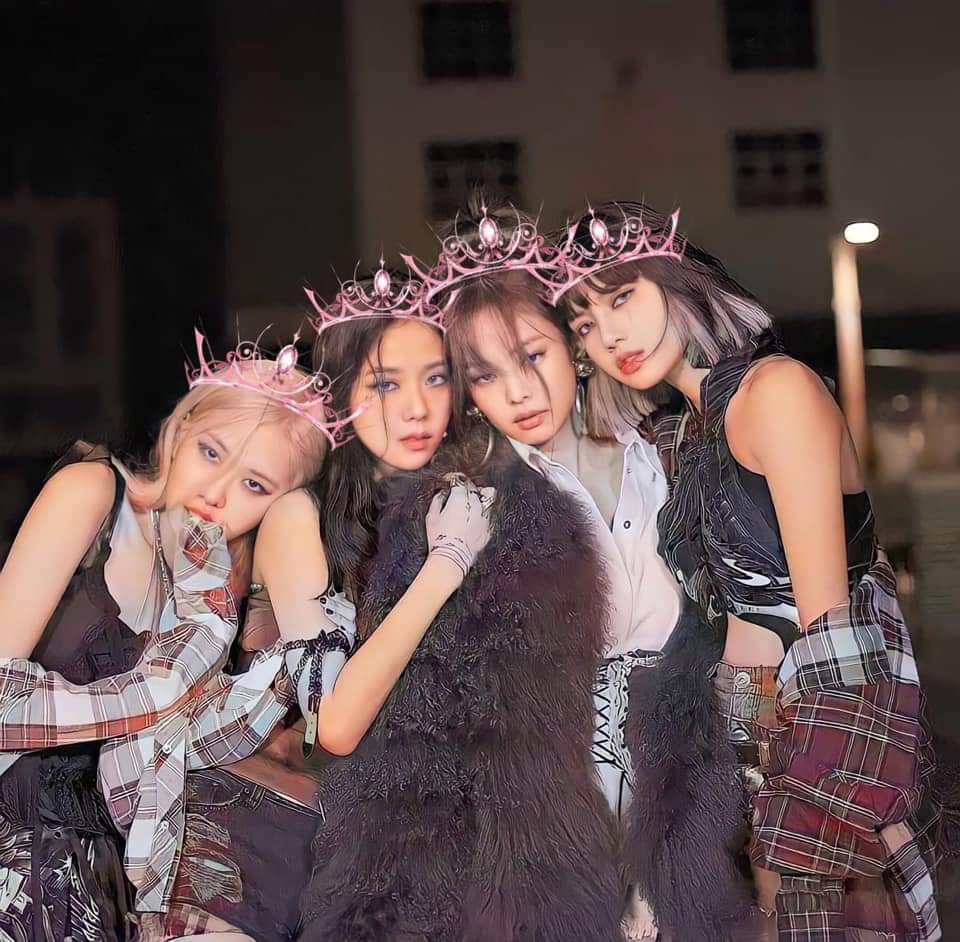 LmonMs's tweet photo. Blackpink diamond son tan beautiful y su discography es tan unique y fuera de este universe. Además, blackpink tiene a Jisoo que es flawless, a Jennie que es una princess, a Lisa que es la best dancer y a Rosé que es la Golden voice #blackpinkdiamond https://t.co/oK5ClUY1BC