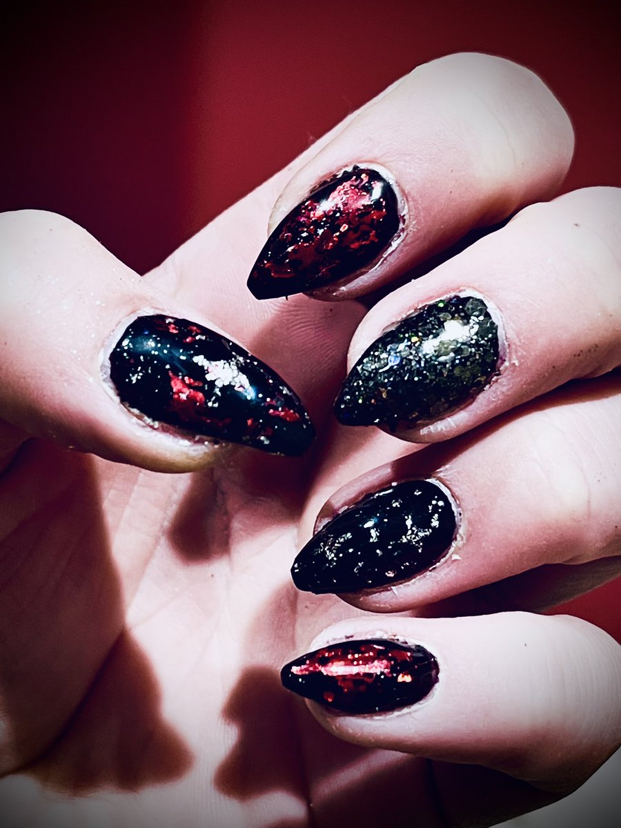 K_T_Dale's tweet photo. @misterkristoff Recovering from a book hangover so had to go and silver clad my nails #Eotv https://t.co/A7XAm7kMzd