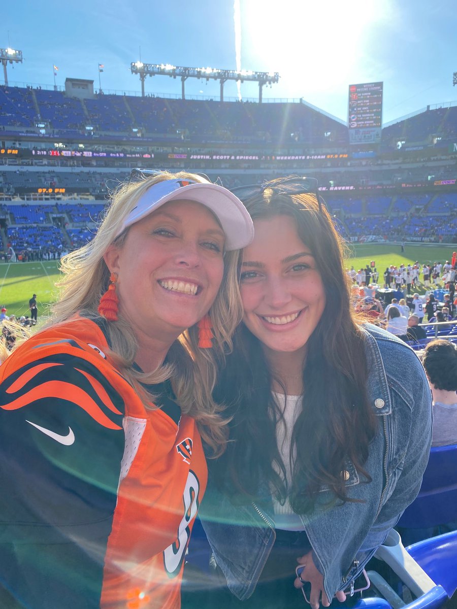 Sometimes life is crazy. My daughter ⁦sat next to Joe Burrows mom (and family too) said they were wonderful. Pretty good day for ⁦<a href="/JoeyB/">Joey Burrow</a>⁩ too