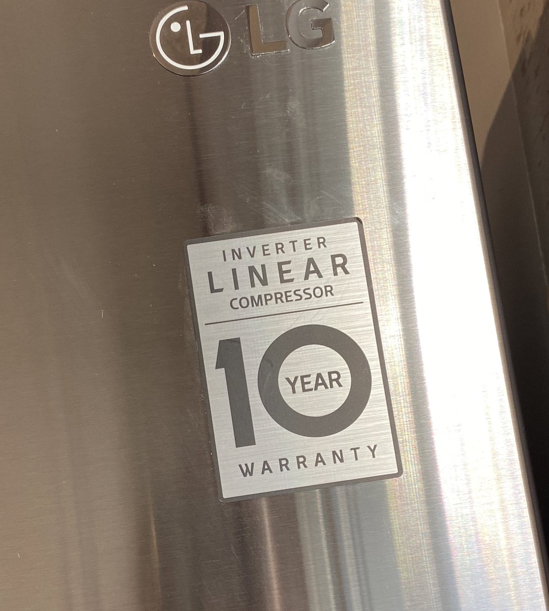 julietJPL's tweet photo. Je comprends pas pourquoi le manufacturier pense que c une bonne idée de mettre ceci sur mon fridge neuf dans ma cuisine. Honnêtement, si c’est pour le marketing dans ma maison, j’ai vraiment pas assez de visite pour justifier ça.#lgfail @LGElectronicsCA https://t.co/T4tS8Tk1Sn