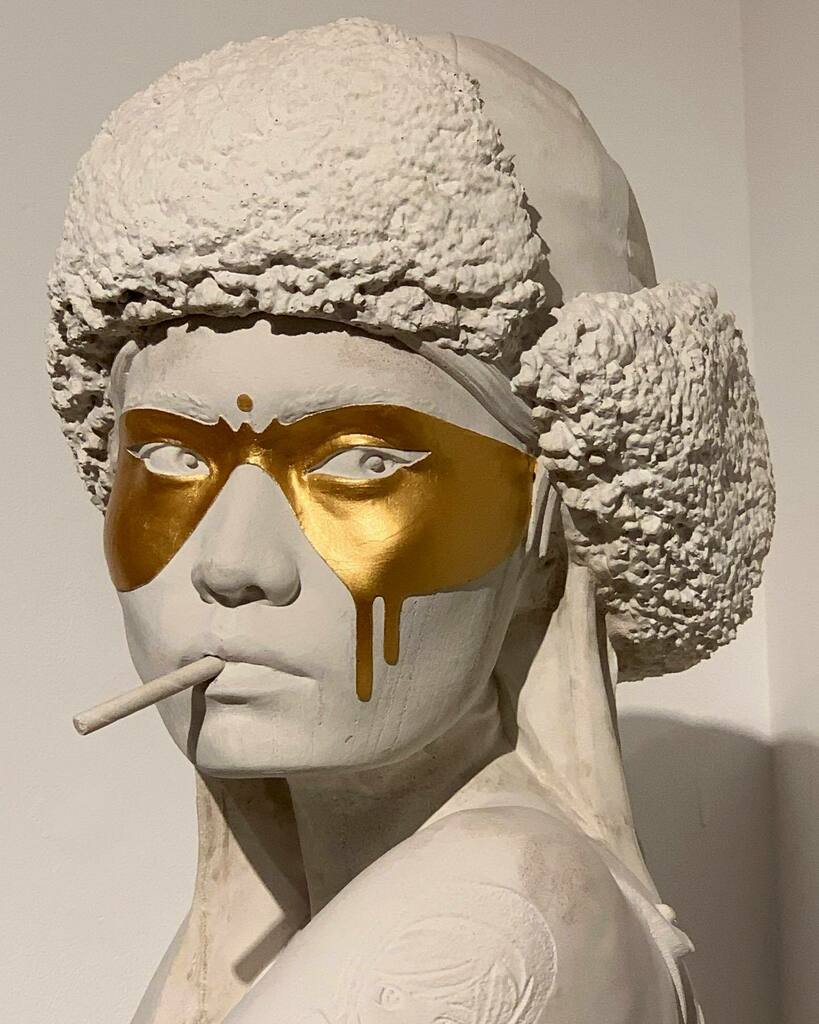 LindsayFallows1's tweet photo. Was so lucky to go to the private view of Findac’s solo show Afterglow/Undertow, it was amazing and so was he @findac @westcontemporaryart @gallery_different #findac #westcontemporary #model #mask #gold #solo #show #art #sculpture #livingartWas so lucky to go to the private … https://t.co/pifihfUrKh