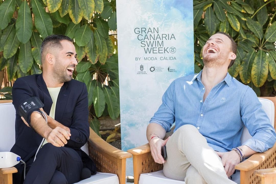 masqturkia's tweet photo. 📸 El periodista @AdolfoRH ayer entrevistó al actor turco @KeremBursin en una entrevista que fue muy divertida, por lo que podemos ver en las fotografías y próximamente podremos ver en @divinity_es 😍📝 

#KeremBursin #loveisintheair #seriesdivinity #seriesturcas https://t.co/oTv6ikYEQB