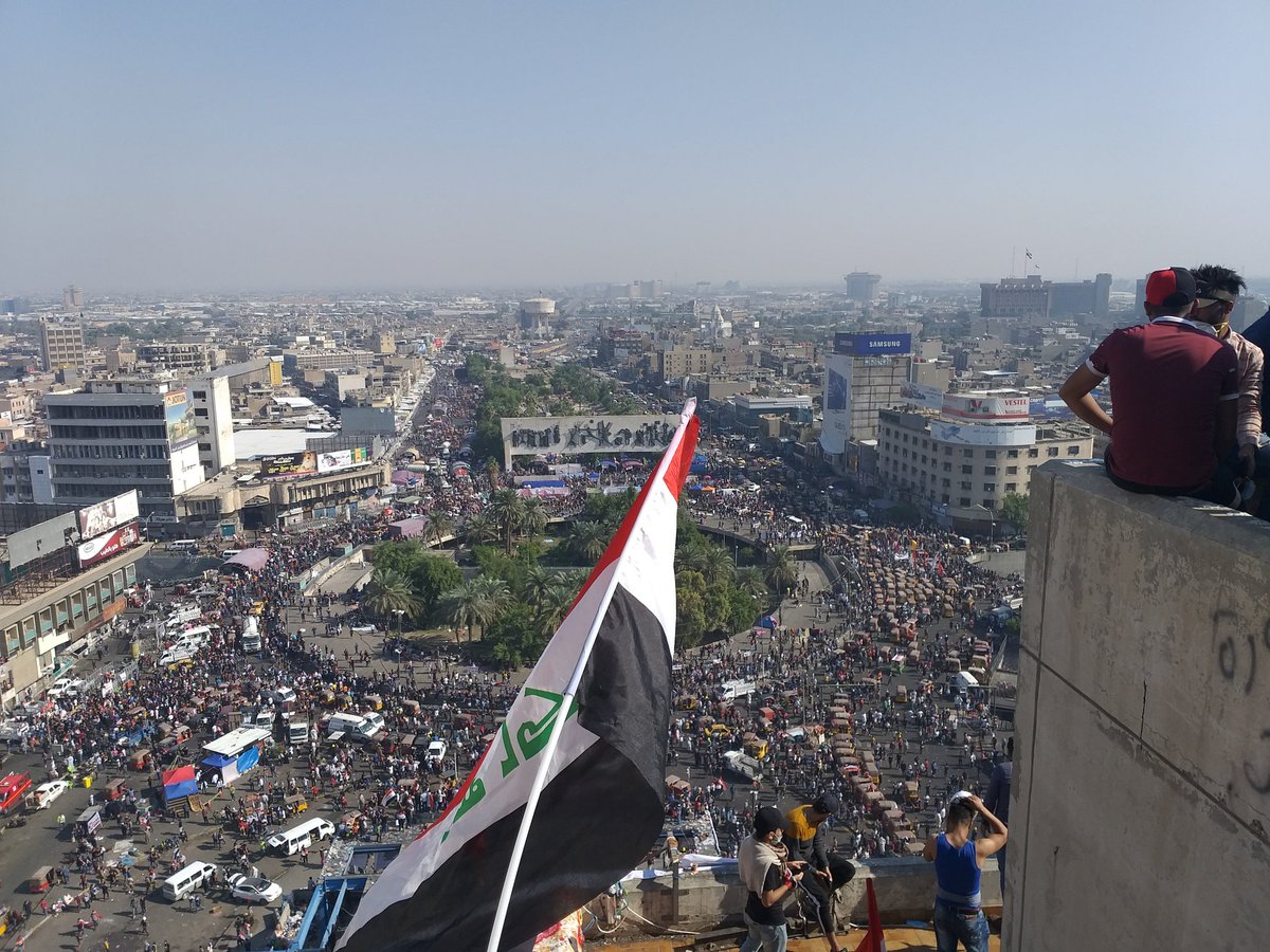 BMonthr's tweet photo. احنه المنفيين مستحيل ننسى كمية الآلم اللي جنه نشوفها عبر الفديوات الجانت تنشر للمتظاهرين ، مستحيل ننسى شكل الـدم والشارع المليان دخان وصياح الشباب مستحيل ننسى اللي وكف كدام القنـ ـاص واصدقائة يصيحون ويكلهم اني اريد اموت خلص !مستحيل ننسى صفاء وعمر و٨٠٠ شهيد
#٢٥_ذكرى_بداية_وطن https://t.co/wbE6AM9Y27