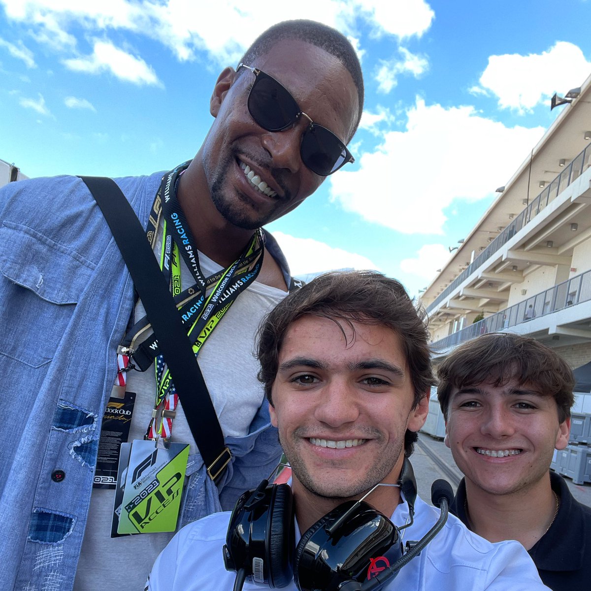 Ele quase não cabia na foto 😂 🇺🇸 he almost didn’t fit in the photo #legend #heatfan <a href="/NBA/">NBA</a> <a href="/chrisbosh/">Chris Bosh</a> <a href="/enzofitti/">Enzo Fittipaldi</a>