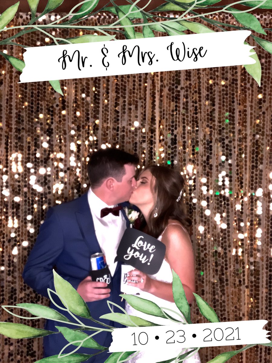 jacie26's tweet photo. I’m officially married 😍 https://t.co/BgOCBjNfUd