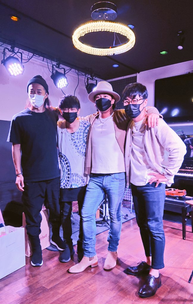 rumi_hayashi's tweet photo. 2021/10/24
🎂Ryoma🎂
Birthday Live in Kahoo
1 st:トーク&カヴァー曲
2nd:オリジナル曲
昼間から夜まで満喫🎶
貴重なクラシックから復興を願い作った曲、その時その時の想いを込め作った曲etc.
盛り沢山でした❗
やっぱりいいね♪
#ヴァイオリニスト竜馬
#Kahoo #ピンク���ボン運動 #EGAOPLANET https://t.co/GY3NNdW4XW