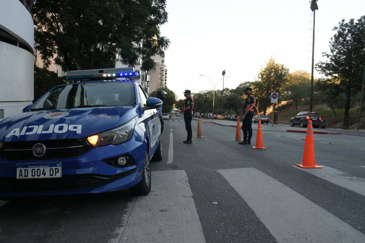 PoliciaCbaOf's tweet photo. #DttoXI. Un detenido y secuestro de un automóvil que registra pedido de una entidad judicial en B° #GranjaDeFunes. En tanto, en B° #LosPlátanos, personal del #DttoII logró recuperar una motocicleta que había sido sustraída en la víspera. https://t.co/ucQtdSpRRg
