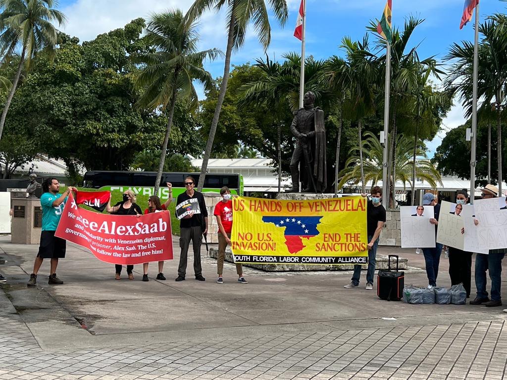 Watcher_Ven's tweet photo. La multitudinaria protesta en Miami para que liberen al tipo extraditado de Cabo Verde. 

$$$ https://t.co/SwY32bOfuf