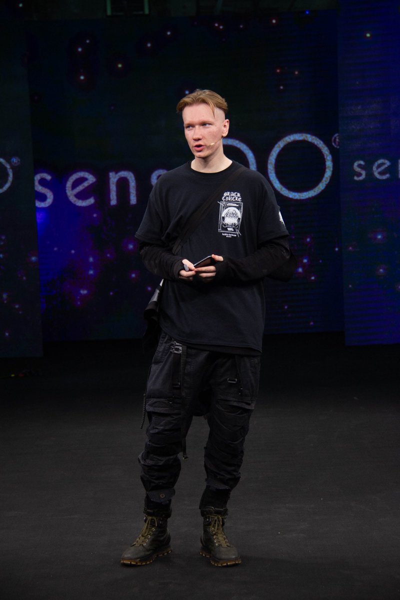 Что нового?все по-старому , но добавлю смешную фотку меня, читали просветительскую лекцию с Максом <a href="/Makszaharow/">Макс Захаров</a> на RBW