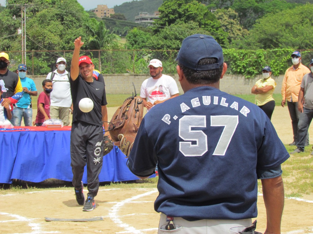 AlcaldiaMCR's tweet photo. #Actualidad || Con euforia fue recibido este domingo el alc @HumbertoMarte_  junto a la primera dama, Keila Urbina, en la comunidad de Pitahaya, para la inauguración oficial del cuadrangular de béisbol “Copa Humberto Marte y Héctor Rodríguez, Pitahaya 2021”. https://t.co/TrTQYjjAtC
