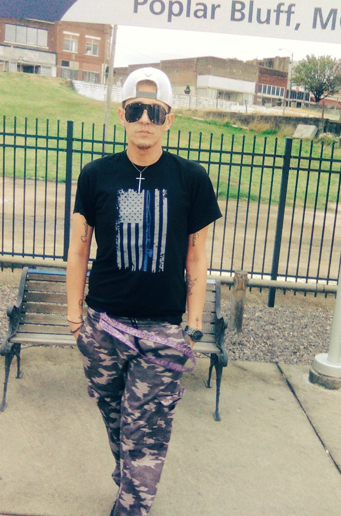 David50881360's tweet photo. Well today @Dandjay2 and I have officially been #married for #6weeks and it's been amazing so today we had a little #photoshoot in the park and then came home made roast got #stoned oh yea and #Drinking  love you babes https://t.co/uvzuH4hxI3