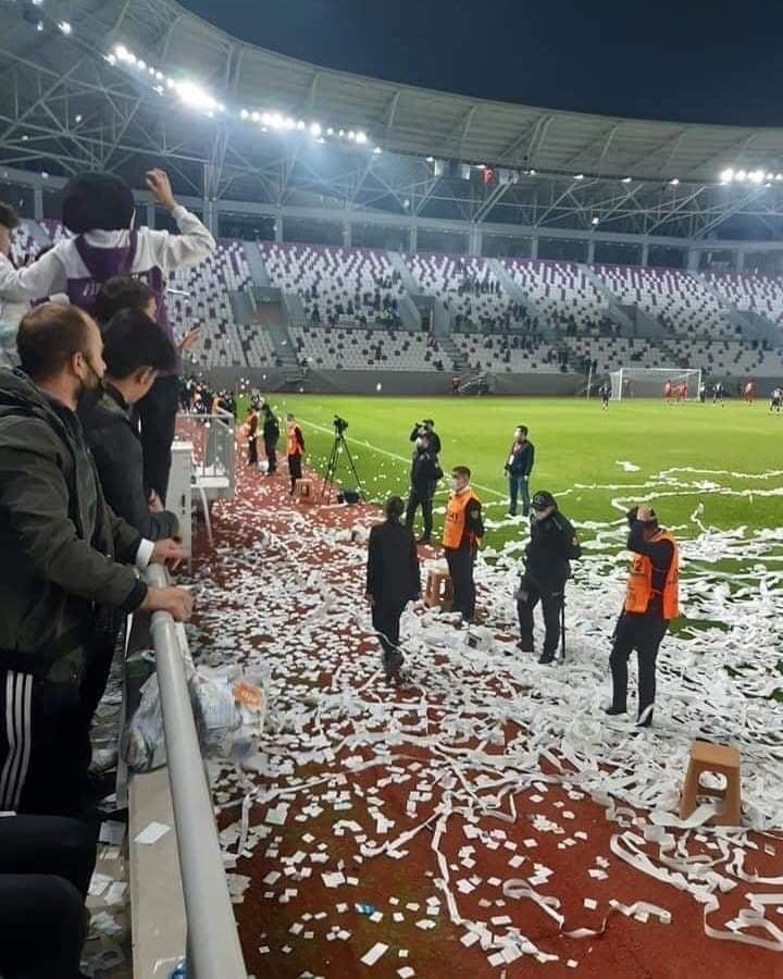 Bu akşam Yeni Ordu Stadı’nda oynanan Maçta kendi bilmez rezil biri Kutsal kitabımız Kuran-ı Kerim'in yapraklarını yırtarak sahaya attı.

Allah'ım sen herşeyi en iyi bilen görensin şüphesiz yapanları kahrı perişan eyle.!!!

#KuranaUzananEllerKurusun