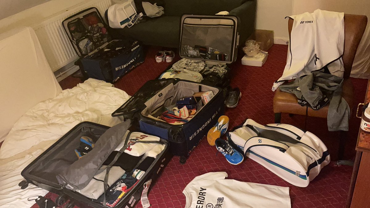FajarAlviaan's tweet photo. Packing mau tour pertandingan europe ke paris !!
-Rendang sudah abis di minggu ke 4 di europe ( di kota aarhus )
- kentang mustofa+abon audah abis di minggu ke 5 di europe ( kota odense )
- sisa 2 minggu lagi di europe ( paris+german) sisa saos sambal belibis , energen, tiktuk 😂 https://t.co/HarC1cH0ZR