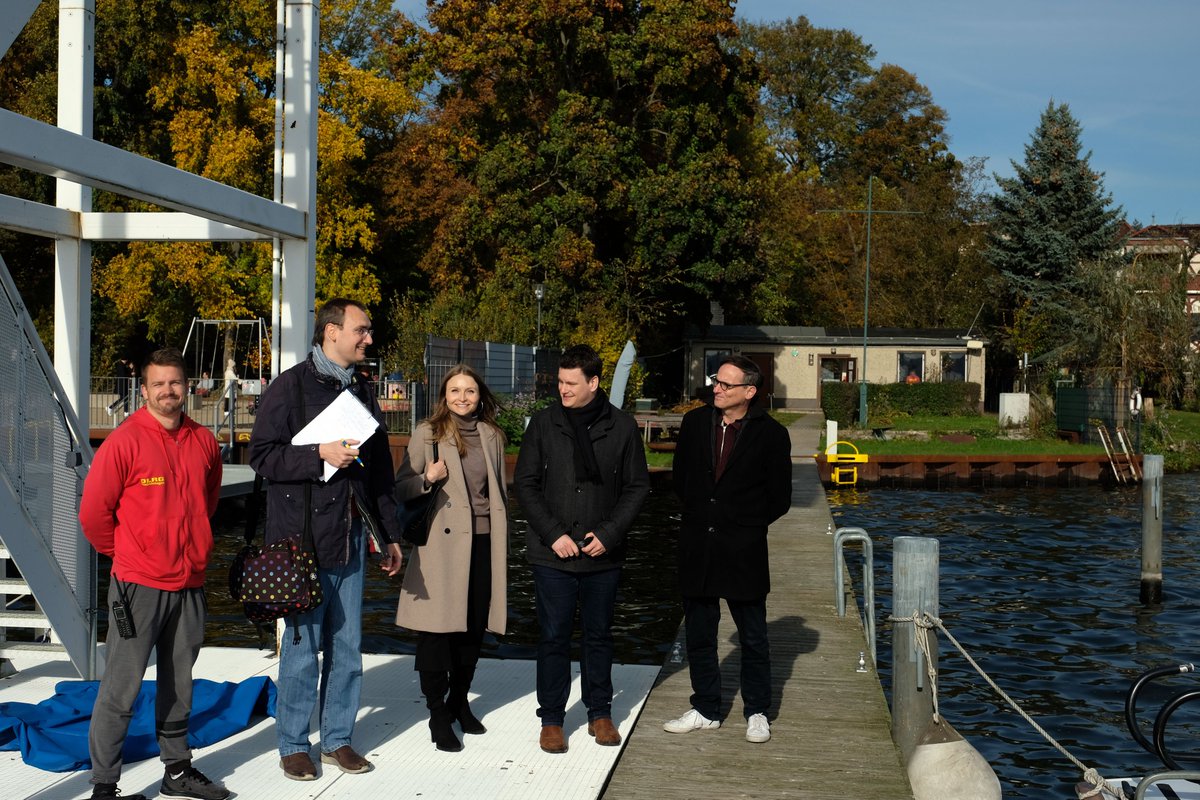 st_foerster's tweet photo. Heute mit @joschberlin @FrankeJeanot @WeimerAsiya zu Besuch bei der Wasserrettungsstation der #DLRG in #Friedrichshagen. Tolles und engagiertes Team, das aber dringend einen Neubau der Station und ein neues Boot braucht. Wir kümmern uns. @fdp_tk @marvinpoo @DLRG_Berlin https://t.co/FD9vxpvRiQ
