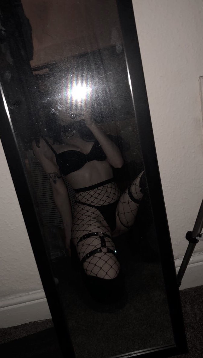 bleachhh_'s tweet photo. like my outfit?😈🤍 https://t.co/0SGR3fruxp