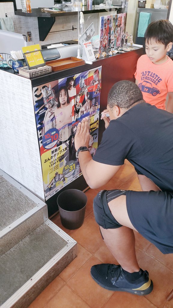 yaomi24662428's tweet photo. あんじんもこに
ryukyudogdingo&amp;kJAX選手来店！
カレーも注文され、サインまで頂きました🎵
また食べに来てね‼️

#あんじんもこ
#琉ドラ
#rd_pw
#ryukyudogdingo
#KJAX https://t.co/0qF6sjGNyp