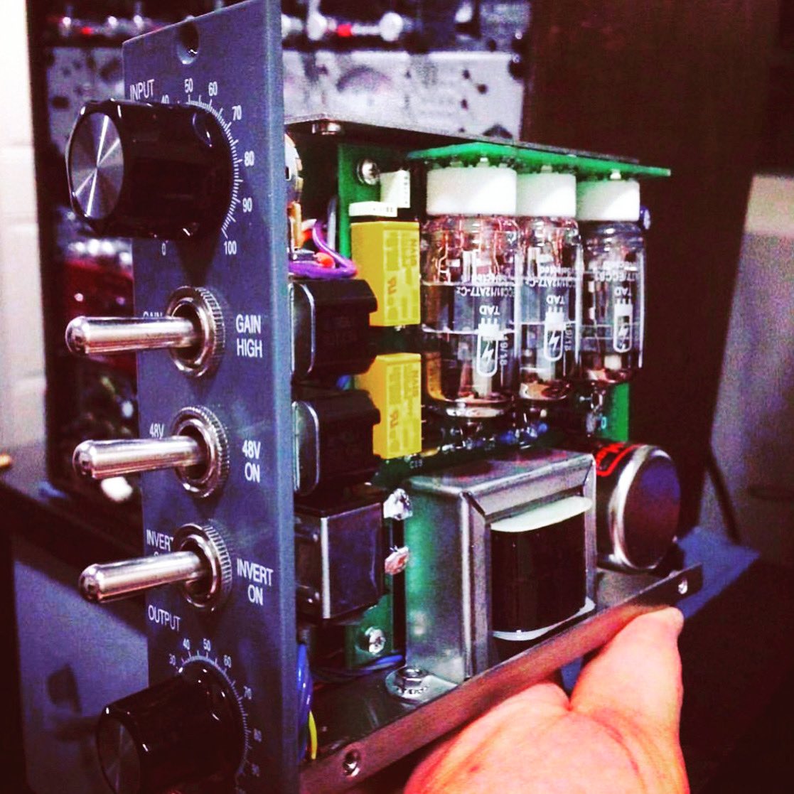 The Retro Instruments 500 PRE is quite the compacted instrument.. but in order to acquire “that sound”.. it takes lots of glass inside as you can see here in <a href="/KnifeRadiant/">Radiant Knife</a> ‘s new unit. 🏮😎 🙌🏼
#retroinstruments #music #recordingstudio #recordingengineer