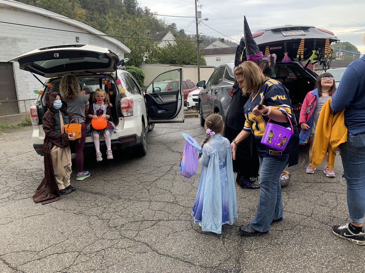 AshleyKaiserTV's tweet photo. I’m at the Unity Center in Benwood. They’re hosting their annual Trunk or Treat in celebration of those recovery from drug and alcohol addiction.👻🎃🍬
@WTRF7News #recovery #unitycenter #benwood #localnews #trunkortreat https://t.co/k8TJp1Bvj6
