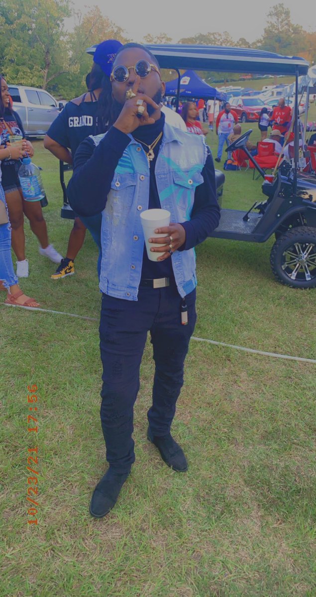 ChiefMula_'s tweet photo. Slight Drip for Homecoming! 🤫🖤 #UWAHomecoming #SuperNard https://t.co/yRU4IQVKka