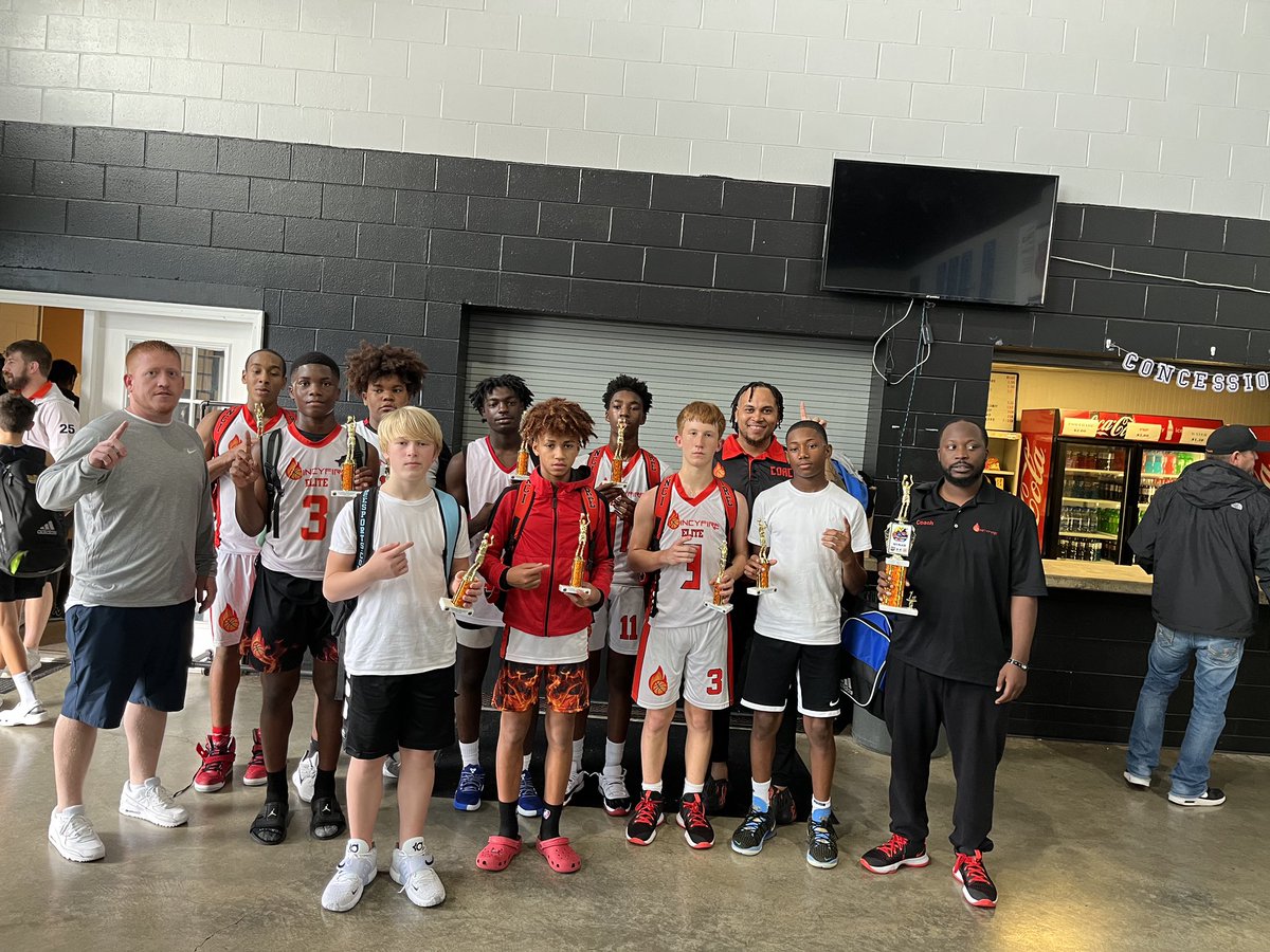 CoachKamMTHBB's tweet photo. When coaches and other teams think you older you doing something right. Even with the them team adding ringers we still will win. See ya in the spring 🤣🤣🤣. https://t.co/qpBtQbA1Bd