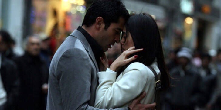 "Sana geldim. Gelmeyecektim. Yolda gelmemem için elli tane sebep saydım ama sebepleri saydıkça farkettim ne kadar çok gelmek istediğimi." 

(Ezel, 2009)